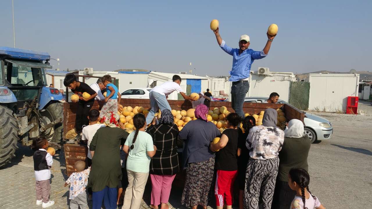 Tarlasındaki kavunu paraya değil, duaya çevirdi! 50 tonu ücretsiz dağıtıyor 3